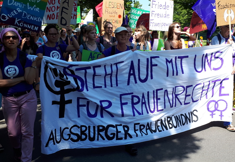 Der Frauenblock auf dem Weg von den Messehallen zum Rathausplatz